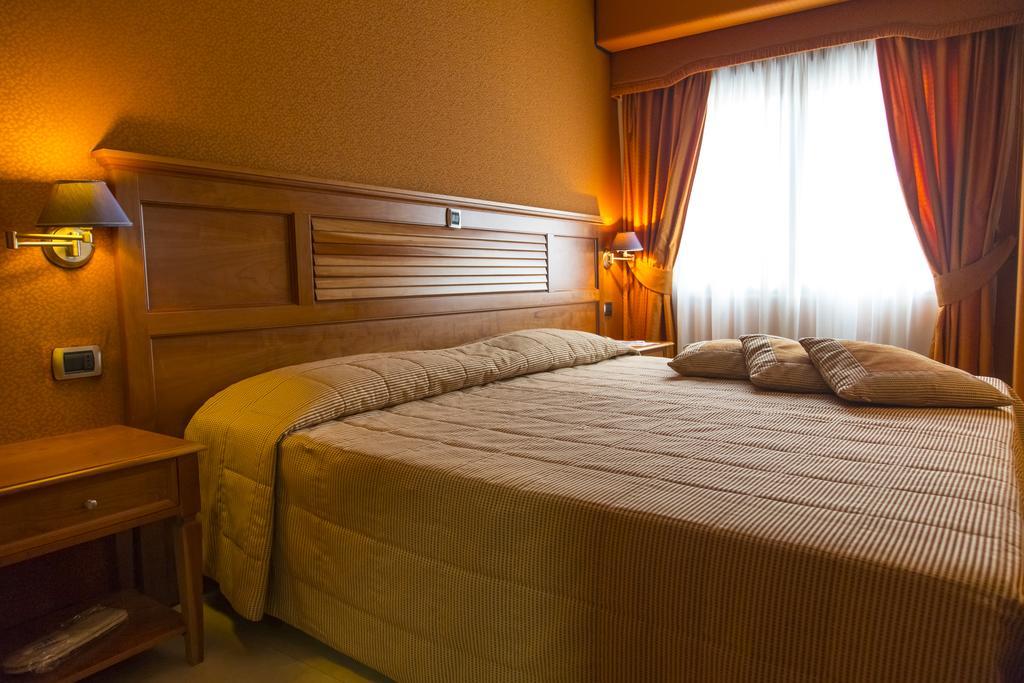 Hotel Futura Centro Congressi Napoli Esterno foto