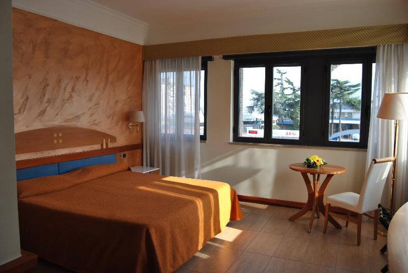 Hotel Futura Centro Congressi Napoli Esterno foto